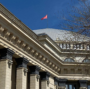 Красное Знамя Победы подняли на купол новосибирского оперного театра